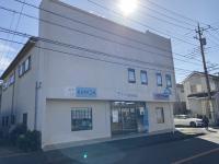 ヤマハ教室２F。自動ドアを入り（右手にベビーカーを置き）階段をお上がりく下さい。