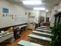 明るく静かな環境で学習できます。<br />
教室の奥には、中高生用の座席もあります。