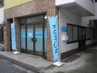 教室入口。駐輪スペースもあります。
