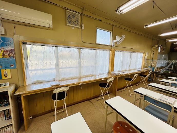 窓を新しくして、そこに英語学習者や中学生が学習できるように机を作りました。