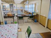 幼児さんは大きな机で学習します。