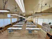 入口から見た教室の様子です。幼児さんは奥の机で学習します。