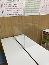 感染防止のため、飛散防止パネルを使っています。