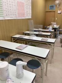 密集を避けるため、着席の間隔をあけています。