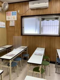 窓を開け、空気の入れ替えをしています。