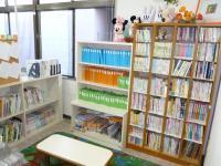 たくさんの本や絵本もそろえております。
