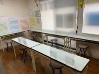 教室の様子<br />
席は背中合わせになるように設置してあります。