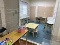 教室の様子　 採点スタッフ席にはビニールカーテンを設置してあります。<br />
