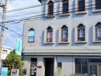 教室は2階です。教室の向かい側に駐車場があります。