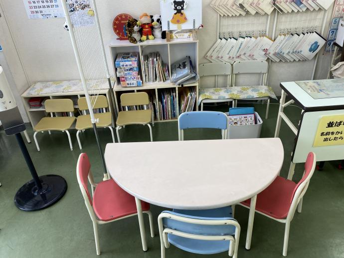 幼児さんも、幼児用の低めの椅子で学習できて、先生が近くで見守っています。<br />
