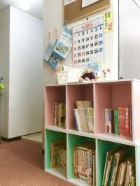 貸し出し可能な本やカードをたくさんそろえています。