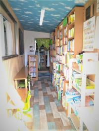 自慢の待合い室には2000冊以上の本をご用意。赤ちゃん向けのお勧め絵本も充実♪