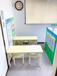 幼児さんも先生と一緒に楽しく学習しています。