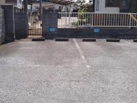 駐車場は、教室の南側に2台あります。