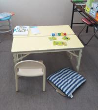座り机でお話することができます。お子様ものびのびすることができますよ。