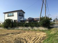 田んぼの中に建っています。右の道の突き当たりは、奈良小学校。