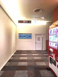 ３階靴屋さんと本屋さんの間にあります。