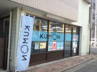 教室内は明るく、大きな看板が目印です。