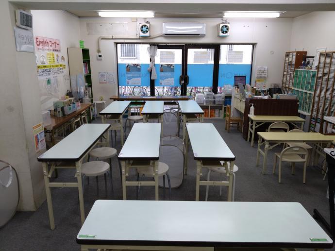 教室の奥から入り口側を見たところです。<br />
席は一人掛け又は二人掛けです。
