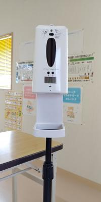 教室入り口で検温･消毒をお願いします。定期的に窓を開けて換気しています。