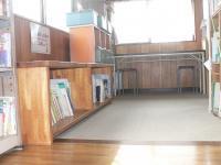 待ち合い室には本がたくさん。お子さまの読み聞かせに本を借りられます。