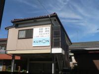 大きな看板が目印で、教室は２階です。