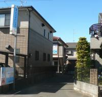 看板のある道を入って、つきあたりの２階が教室です。