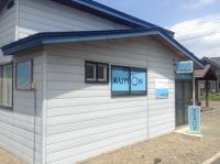 中町２丁目のＫＵＭＯＮ看板が目印です。