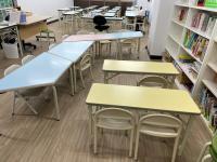 小さなお子様は、体に合った大きさの机と椅子で学習ができます。