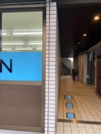 教室右手の廊下を通り入室します。