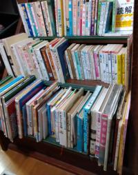 読み聞かせのための本を貸し出ししています。