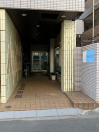 エントランスに自転車やベビーカーが停められます。