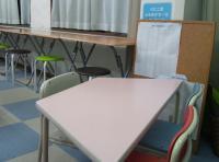 ピンクの机は幼児専用席。