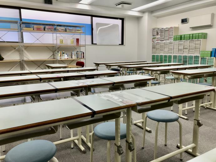 明るい雰囲気の教室です。<br />
中学生も学習しやすいスペースを確保。