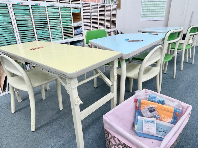 幼児さんは先生のそばで専用の机と椅子で安心・集中して学習できます。