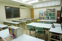 外の白い階段をおりると、教室があります。