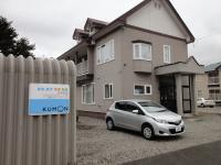 国道沿い、サッポロドラッグストアの向かいにあります。
