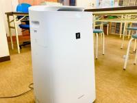 【感染防止策４】空気清浄機は常にスイッチオン！教室内の空気も清潔に保っています。