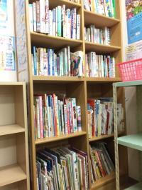 教室にはたくさんの書籍があり、本好きの子を育てます。