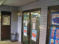 教室の入り口は2階です。