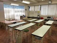 教室内は、明るく学習に集中できるスペースです。