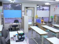 窓側が指導者席です。写真右が生徒席です。