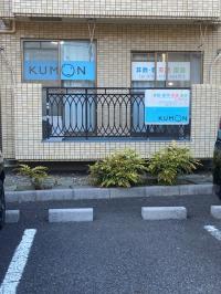 マンションの１階の教室です。ベランダの看板が目印になります。