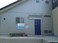 ブルーの扉です。お気軽にお入りください