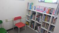 学習後の待合スペースです。本を読みながらお迎えを待つことができます。
