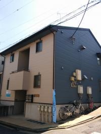 サンライズ12は緑の屋根 青い外壁が目印、101号室です。