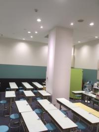 教室内部。天井が高く広々とした学習空間