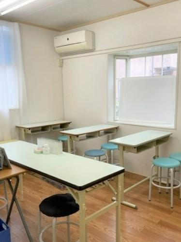 教室内は３部屋に分かれています。静かな教室で幼児さんから高校生まで学習しています