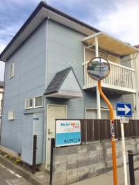 青い壁に白いドアが教室の目印です