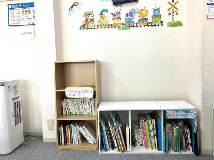 幼児さんも取り出しやすい位置に絵本や児童書を設置。英語の本もたくさんあります。